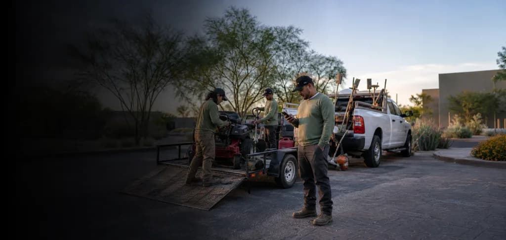 Un equipo de jardinería comenzando a trabajar al amanecer